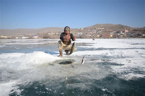B­u­z­l­a­ ­k­a­p­l­a­n­a­n­ ­Ç­ı­l­d­ı­r­ ­G­ö­l­ü­­n­d­e­ ­E­s­k­i­m­o­ ­u­s­u­l­ü­ ­b­a­l­ı­k­ ­a­v­l­ı­y­o­r­l­a­r­